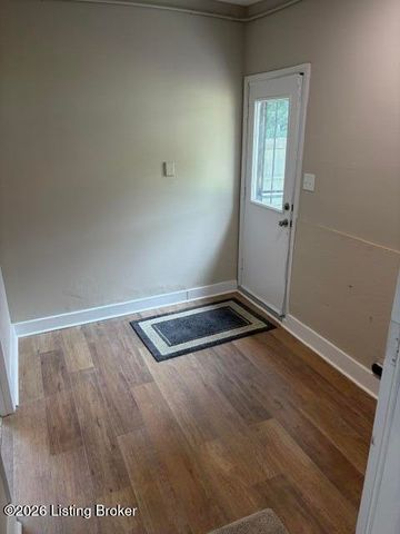 6012 Robinhood Ln, Louisville, KY 40219