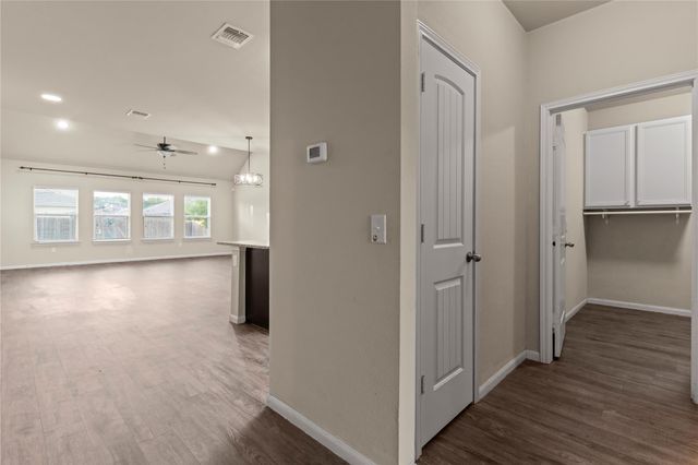 407 Camellia DR, Hutto, TX 78634