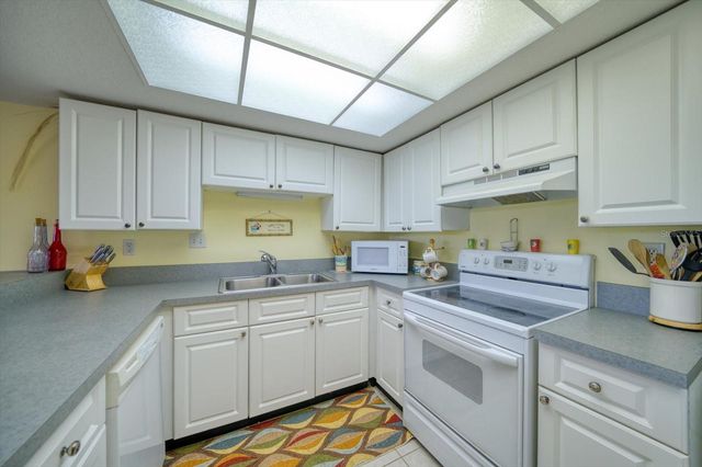 7600 BAYSHORE DRIVE 202, Treasure Island, FL 33706