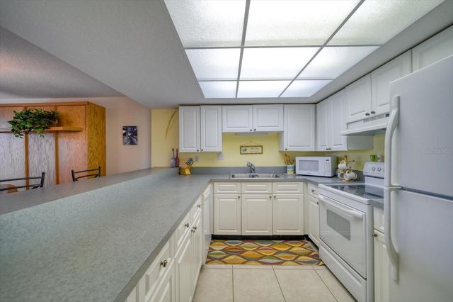 7600 BAYSHORE DRIVE 202, Treasure Island, FL 33706