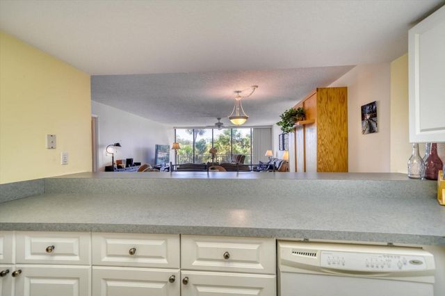 7600 BAYSHORE DRIVE 202, Treasure Island, FL 33706