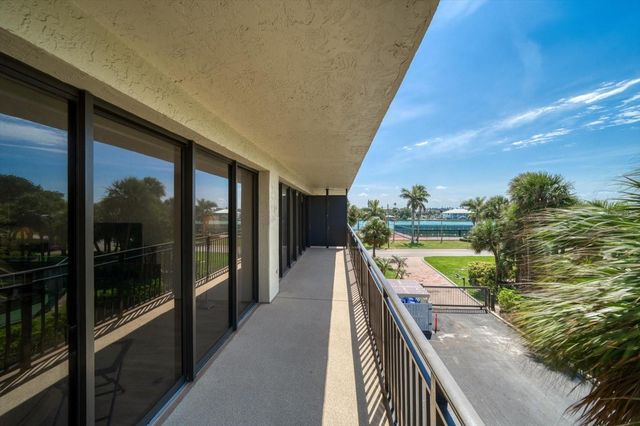 7600 BAYSHORE DRIVE 202, Treasure Island, FL 33706