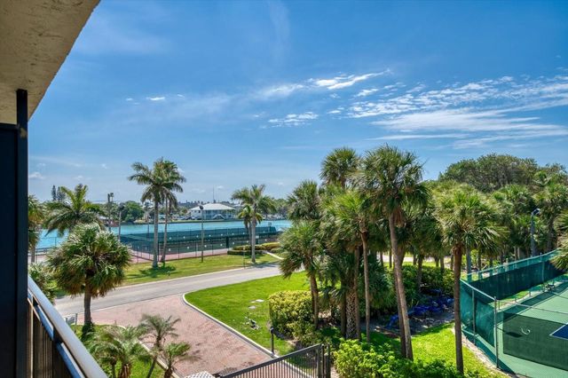 7600 BAYSHORE DRIVE 202, Treasure Island, FL 33706