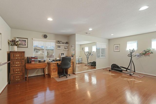 2043 Derrick Ave, Manteca, CA 95337