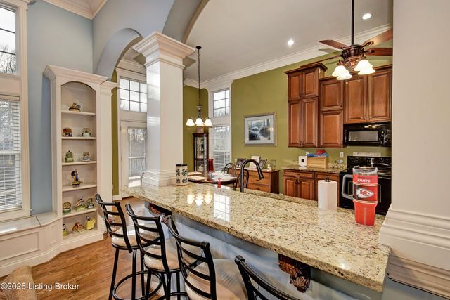 7910 Wooded Ridge Dr, Louisville, KY 40214