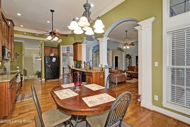 7910 Wooded Ridge Dr, Louisville, KY 40214