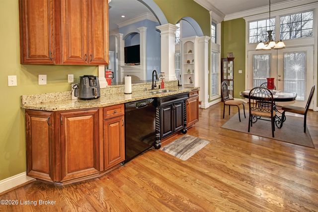 7910 Wooded Ridge Dr, Louisville, KY 40214