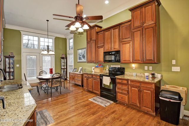 7910 Wooded Ridge Dr, Louisville, KY 40214