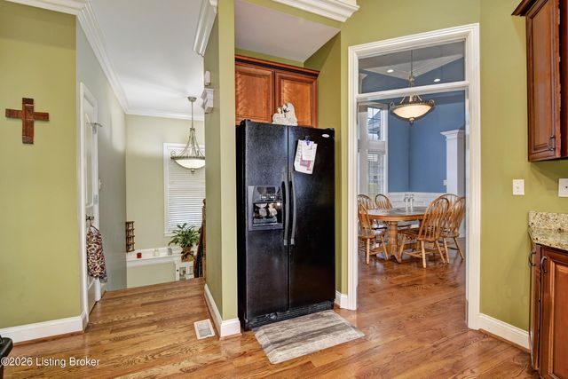 7910 Wooded Ridge Dr, Louisville, KY 40214