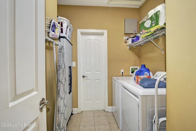 7910 Wooded Ridge Dr, Louisville, KY 40214