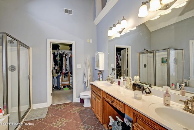 7910 Wooded Ridge Dr, Louisville, KY 40214