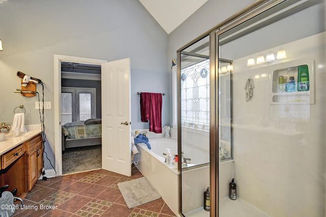 7910 Wooded Ridge Dr, Louisville, KY 40214