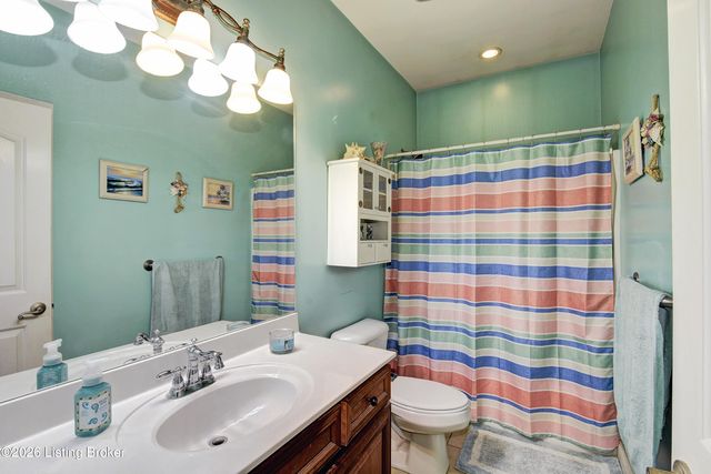 7910 Wooded Ridge Dr, Louisville, KY 40214