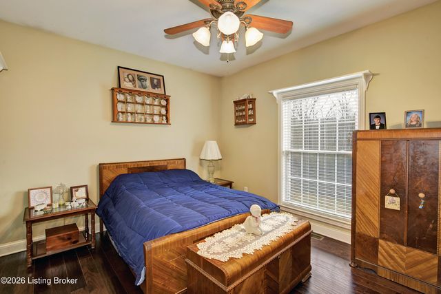 7910 Wooded Ridge Dr, Louisville, KY 40214