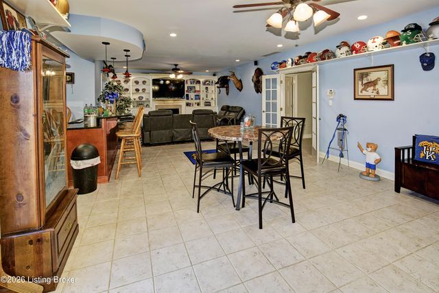 7910 Wooded Ridge Dr, Louisville, KY 40214