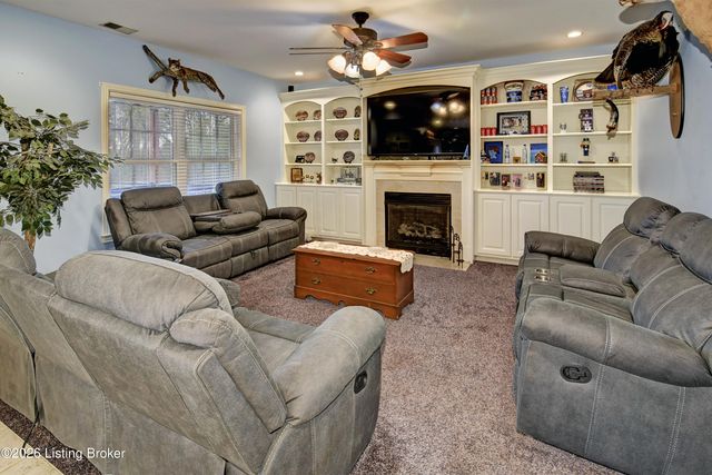 7910 Wooded Ridge Dr, Louisville, KY 40214