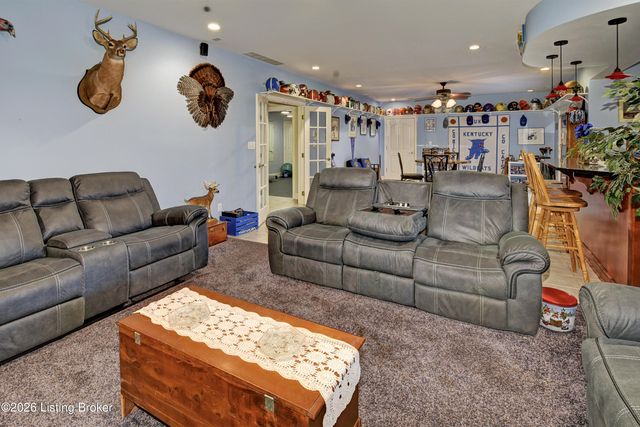 7910 Wooded Ridge Dr, Louisville, KY 40214