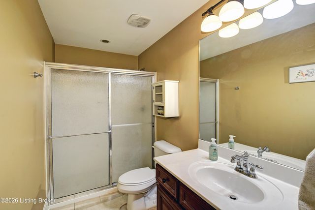 7910 Wooded Ridge Dr, Louisville, KY 40214