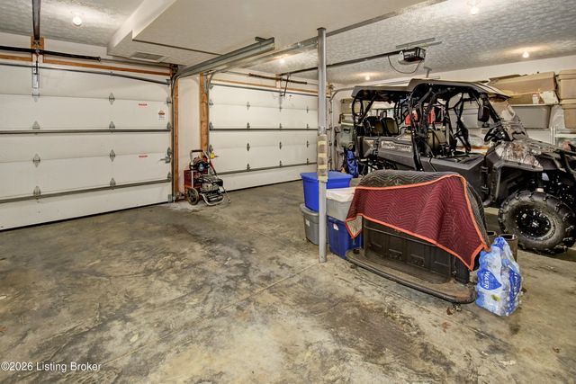 7910 Wooded Ridge Dr, Louisville, KY 40214