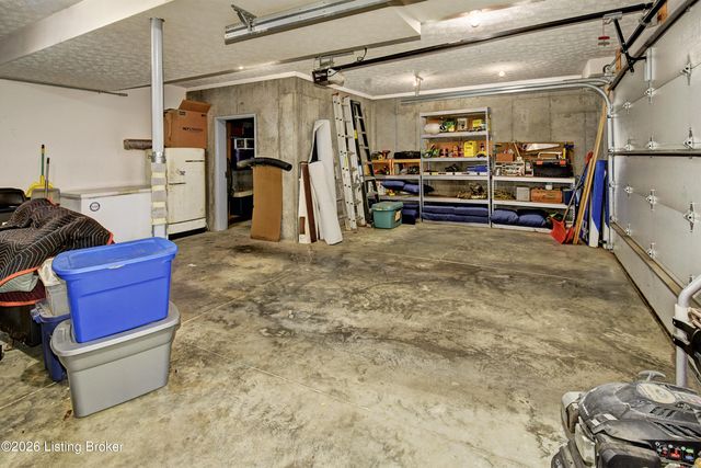 7910 Wooded Ridge Dr, Louisville, KY 40214