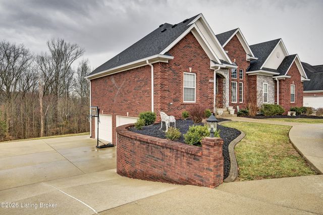7910 Wooded Ridge Dr, Louisville, KY 40214