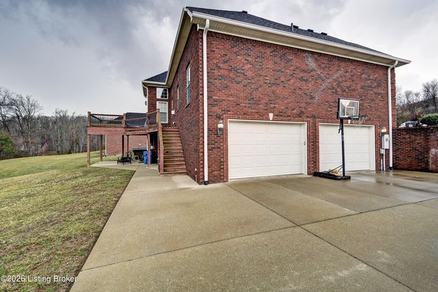 7910 Wooded Ridge Dr, Louisville, KY 40214