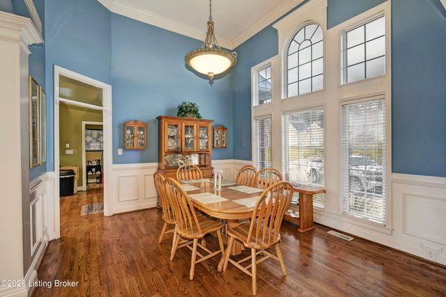 7910 Wooded Ridge Dr, Louisville, KY 40214