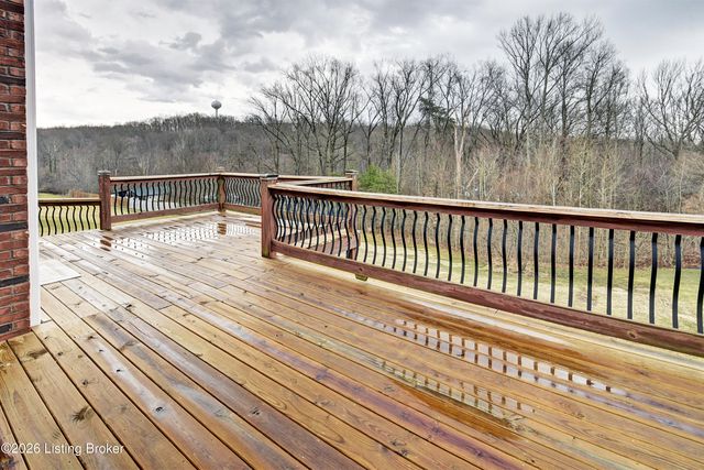 7910 Wooded Ridge Dr, Louisville, KY 40214