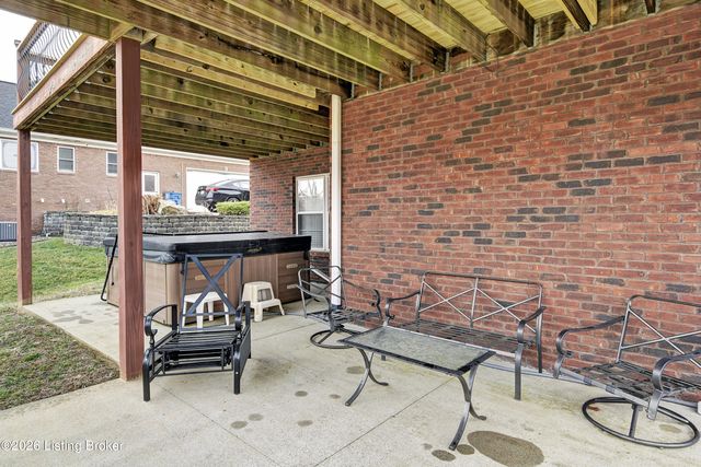 7910 Wooded Ridge Dr, Louisville, KY 40214