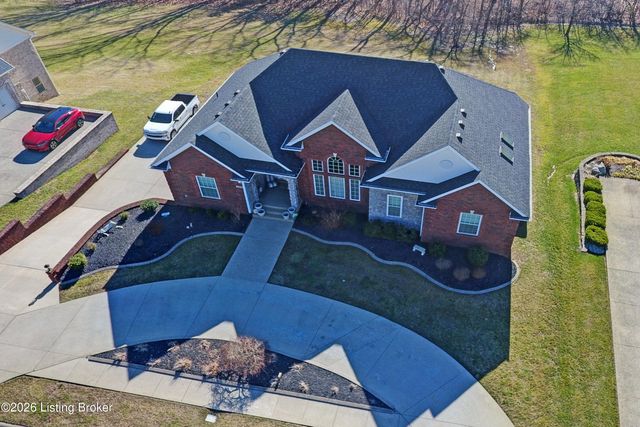 7910 Wooded Ridge Dr, Louisville, KY 40214