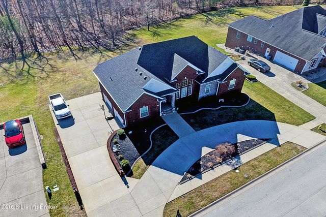 7910 Wooded Ridge Dr, Louisville, KY 40214