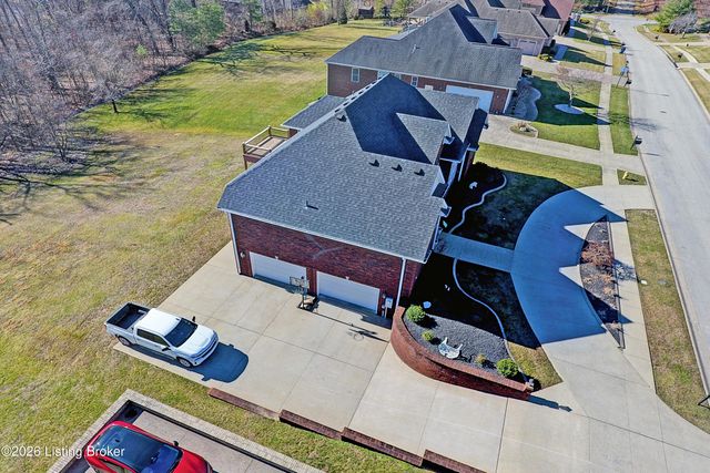 7910 Wooded Ridge Dr, Louisville, KY 40214