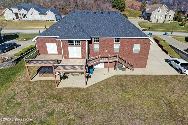 7910 Wooded Ridge Dr, Louisville, KY 40214