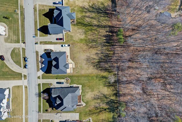 7910 Wooded Ridge Dr, Louisville, KY 40214