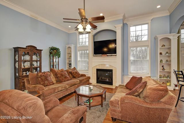 7910 Wooded Ridge Dr, Louisville, KY 40214