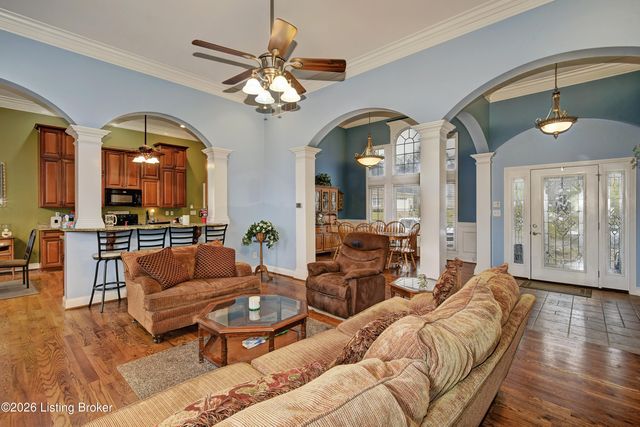 7910 Wooded Ridge Dr, Louisville, KY 40214