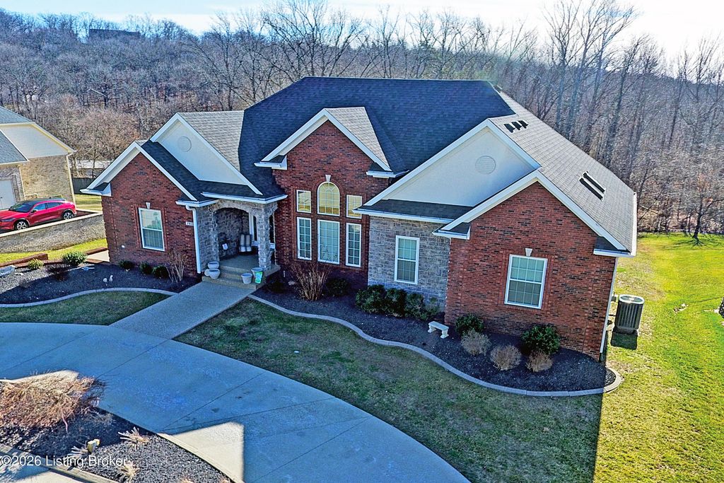 7910 Wooded Ridge Dr, Louisville, KY 40214