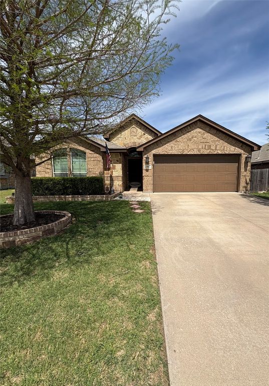404 Brookhollow Lane, Saginaw, TX 76131