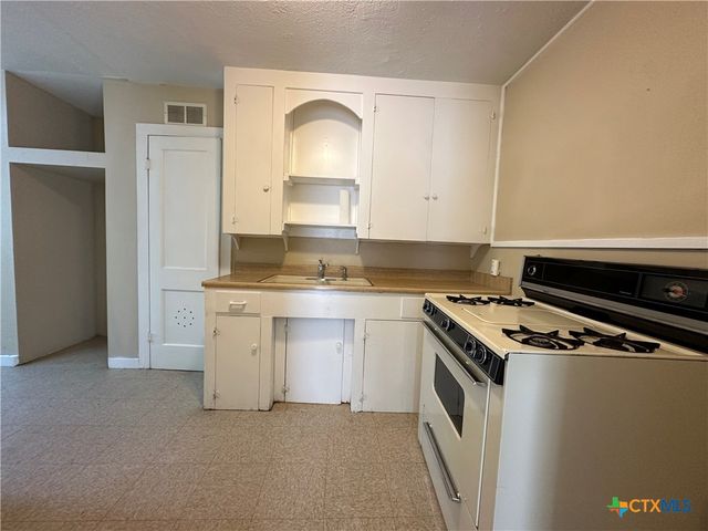 908 Pecan Street, Seguin, TX 78155