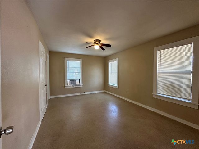 908 Pecan Street, Seguin, TX 78155