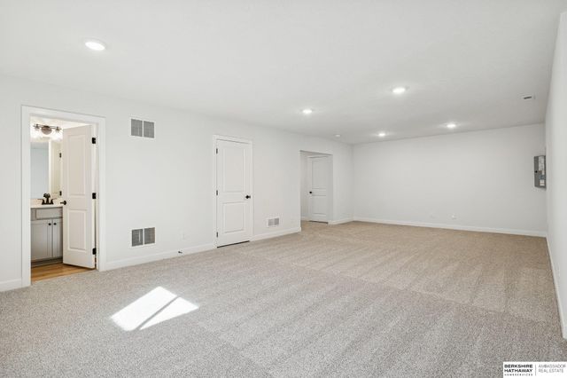 7813 N 116th Avenue, Omaha, NE 68142