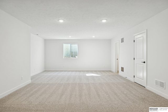 7813 N 116th Avenue, Omaha, NE 68142