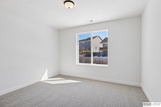 7813 N 116th Avenue, Omaha, NE 68142