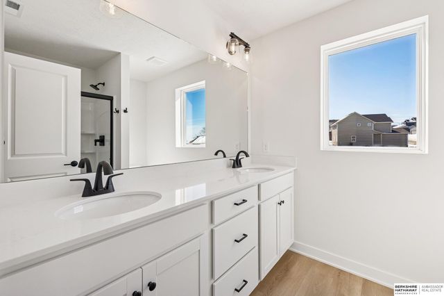 7813 N 116th Avenue, Omaha, NE 68142