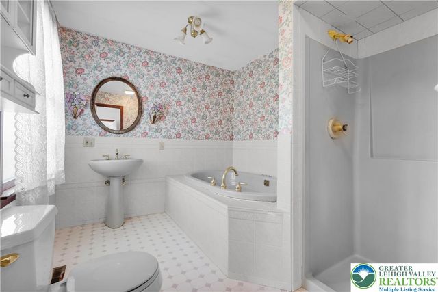 547 Roberts Road, Bushkill Twp, PA 18064