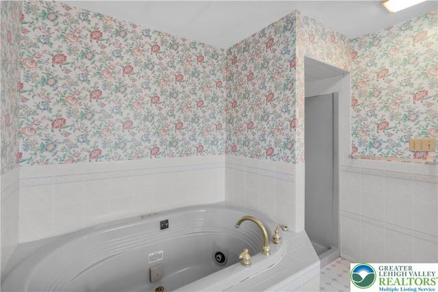 547 Roberts Road, Bushkill Twp, PA 18064