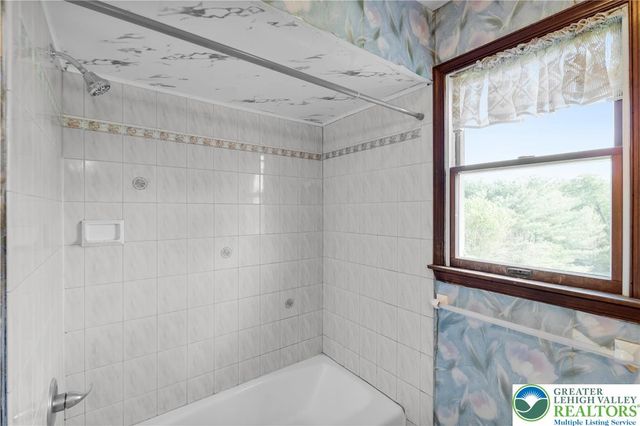 547 Roberts Road, Bushkill Twp, PA 18064