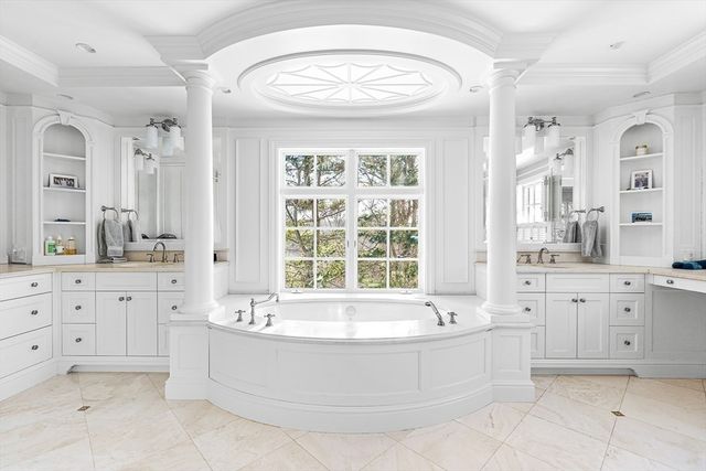 9 Sanderson Ln, Weston, MA 02493