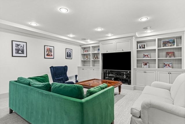 9 Sanderson Ln, Weston, MA 02493