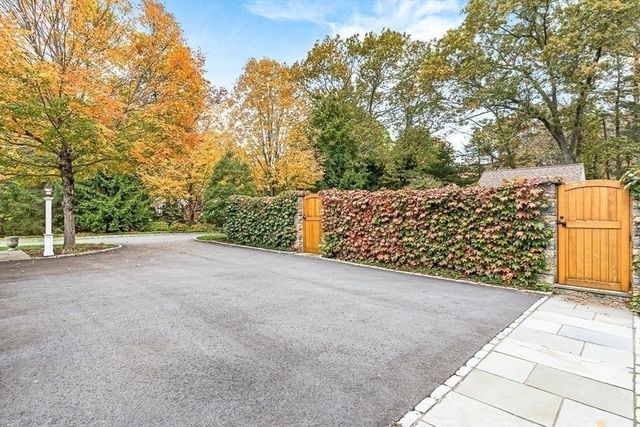 9 Sanderson Ln, Weston, MA 02493